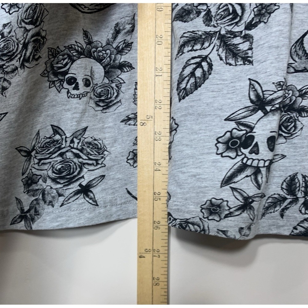 Guess‎ Graphic T-Shirt Mens Medium Gray Skull Roses V-Neck - Picture 4 of 9